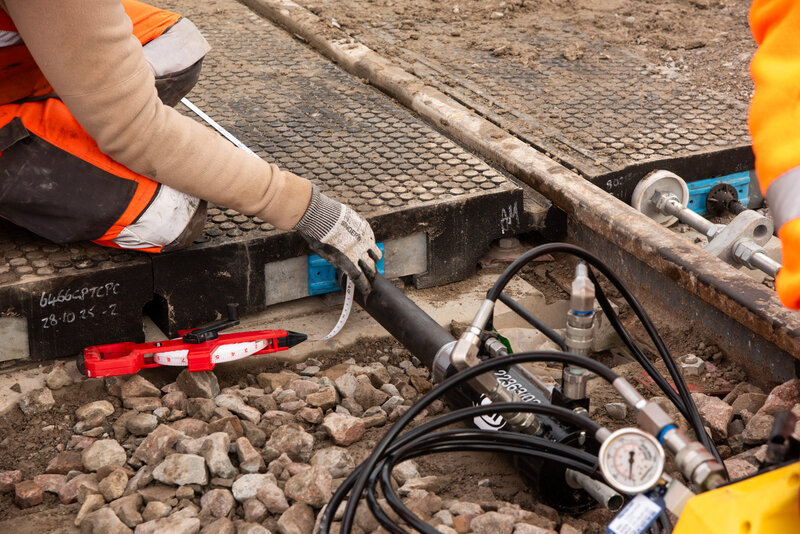 Connecting the hydraulic jack to the strand anchor point